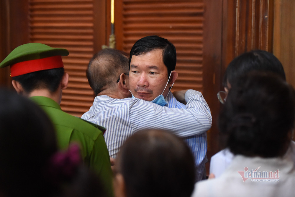 Ông Tài luôn tranh thủ ôm người thân mỗi khi được dẫn giải ra toà