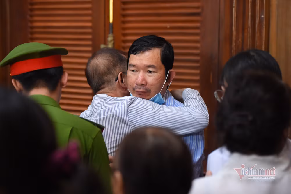 Ông Tài luôn tranh thủ ôm người thân mỗi khi được dẫn giải ra toà