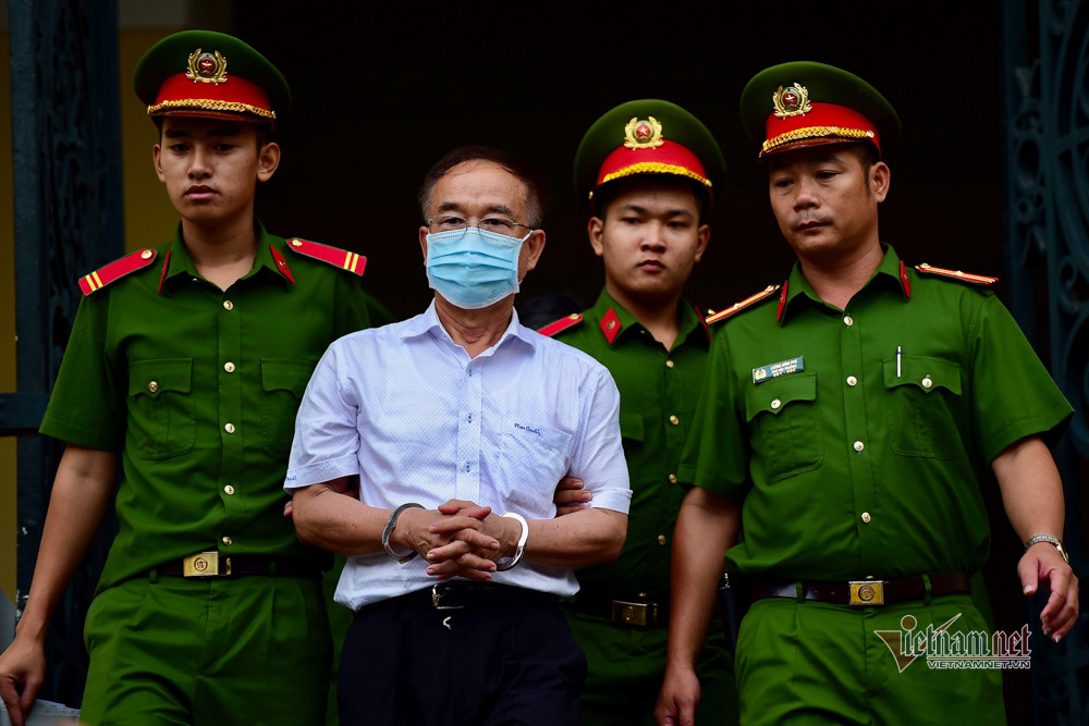 Ông Tài được lực lượng an ninh áp tải ra xe .