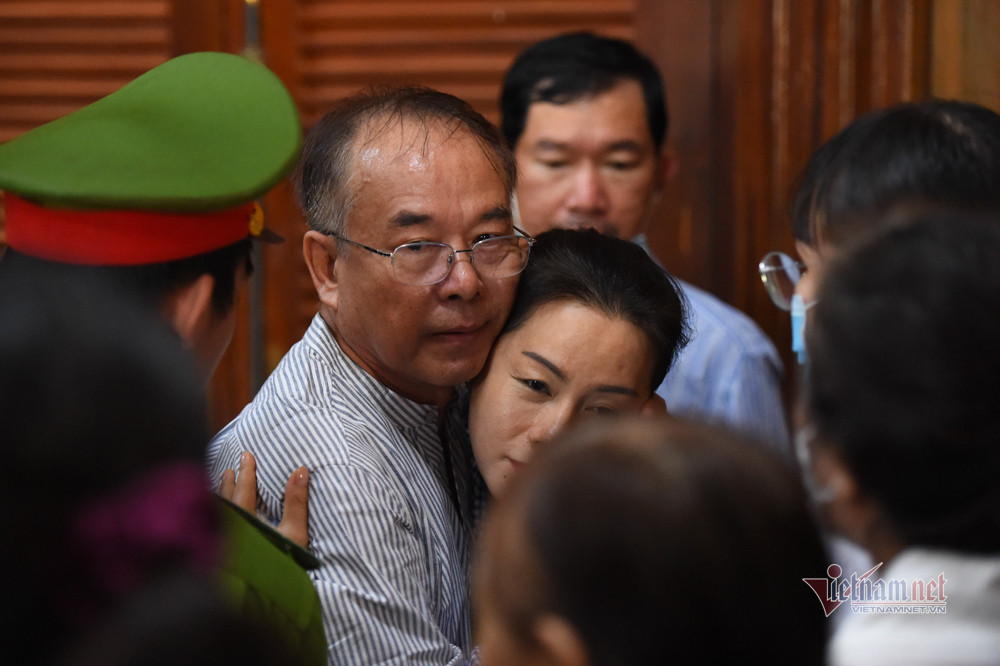 Những cái ôm tạm biệt trước khi chấp hành án.