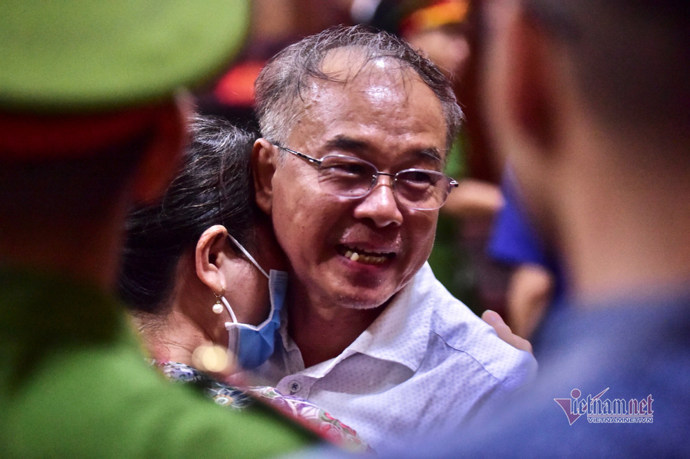 Ông Tài ôm người thân sau khi xét xử.