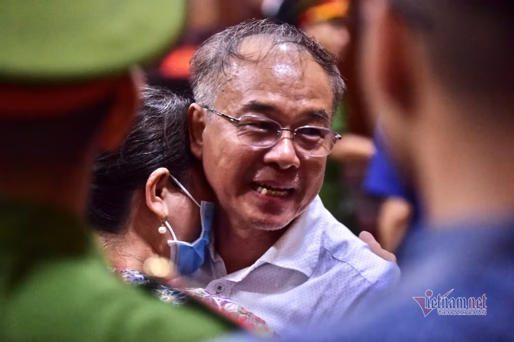 Ông Tài ôm người thân sau khi xét xử.