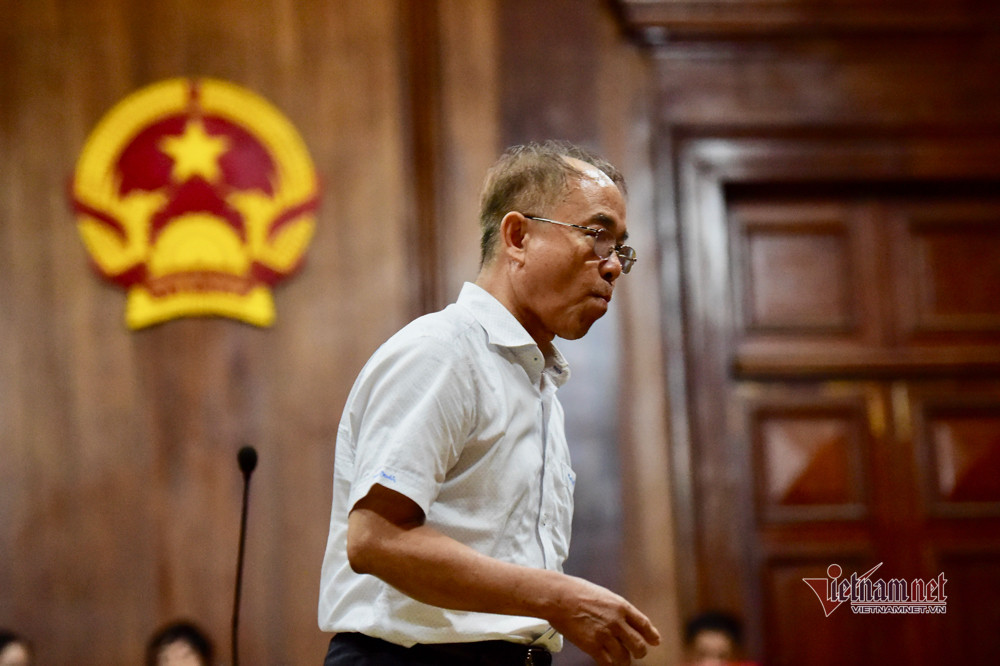 "Tôi chưa bao giờ bị kỷ luật, nhưng đến cuối đời tôi lại vướng vào vòng lao lý. Đó là trải nghiệm vô cùng cay đắng, nghiệt ngã. Cả tuổi trẻ đã cống hiến cho sự nghiệp cách mạng để mang lại hạnh phúc cho người dân, đặc biệt nhân dân TP.HCM, tôi đã cố gắng đi theo lợi ích chung của đất nước, của nhân dân tới cùng. Tôi muốn xin lỗi mọi người vì sự việc đáng tiếc xảy ra", ông Tài nói lời sau cùng trước HĐXX