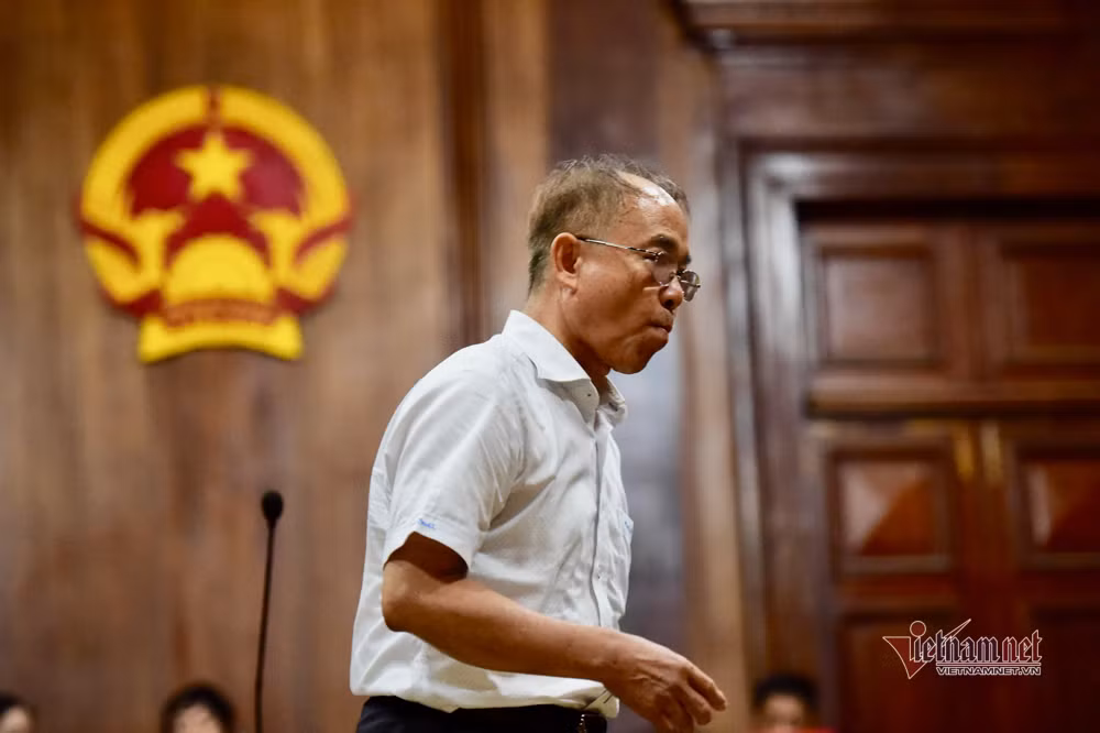 "Tôi chưa bao giờ bị kỷ luật, nhưng đến cuối đời tôi lại vướng vào vòng lao lý. Đó là trải nghiệm vô cùng cay đắng, nghiệt ngã. Cả tuổi trẻ đã cống hiến cho sự nghiệp cách mạng để mang lại hạnh phúc cho người dân, đặc biệt nhân dân TP.HCM, tôi đã cố gắng đi theo lợi ích chung của đất nước, của nhân dân tới cùng. Tôi muốn xin lỗi mọi người vì sự việc đáng tiếc xảy ra", ông Tài nói lời sau cùng trước HĐXX