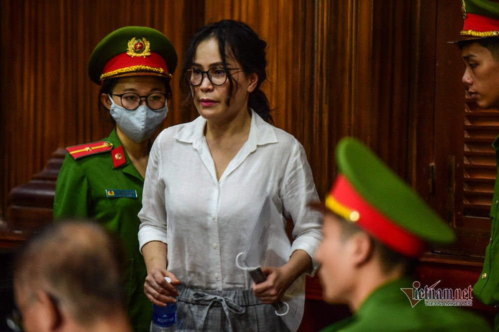 Chủ doanh nghiệp đó là bà Lê Thị Thanh Thúy (41 tuổi, Chủ tịch Công ty Hoa Tháng Năm). Ông Tài đã ký nhanh, ký nhiều văn bản sai quy định.