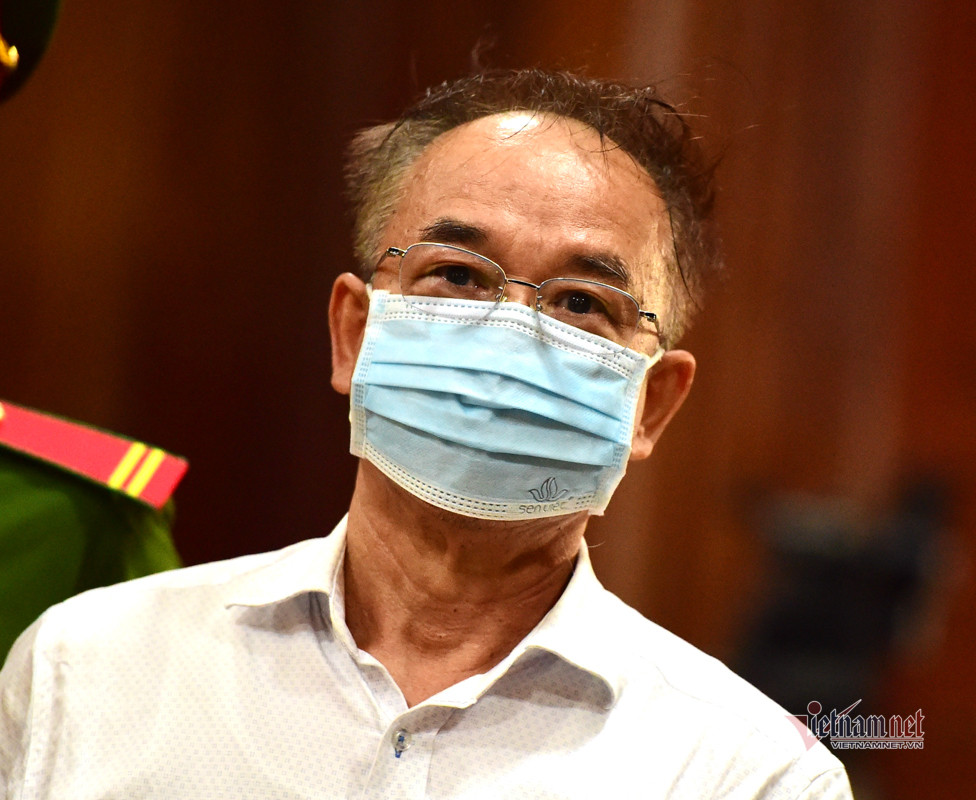 Ông Nguyễn Thành Tài căng thẳng khi bước vào phòng xử án. Sức khoẻ ông không được đảm bảo nên toà bố trí ông ngồi ghế riêng gần các bị cáo khác trong sự giám sát của an ninh