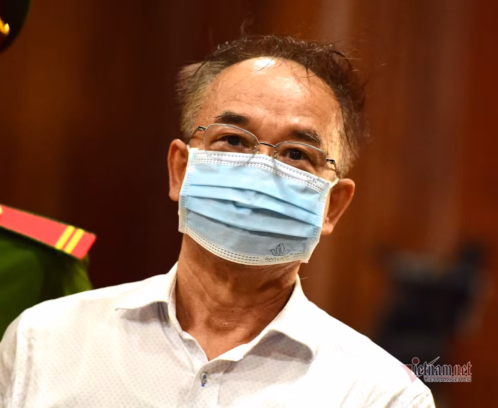 Ông Nguyễn Thành Tài căng thẳng khi bước vào phòng xử án. Sức khoẻ ông không được đảm bảo nên toà bố trí ông ngồi ghế riêng gần các bị cáo khác trong sự giám sát của an ninh