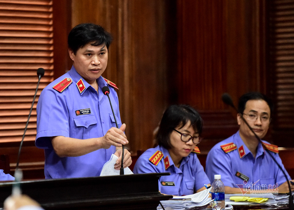 Ngoài ra, toà còn tuyên những người liên đới: ông Đào Anh Kiệt, cựu Gám đốc Sở TN-MT: 5 năm tù (tổng hợp hình phạt với bản án trước đó là 11 năm 6 tháng tù). Ông Nguyễn Hoài Nam, cựu Bí thư Quận ủy quận 2: 4 năm tù. Ông Trương Văn Út, cựu phó Phòng quản lý đất Sở TN-MT: 3 năm tù (tổng hợp hình phạt với bản án trước đó là 8 năm tù)