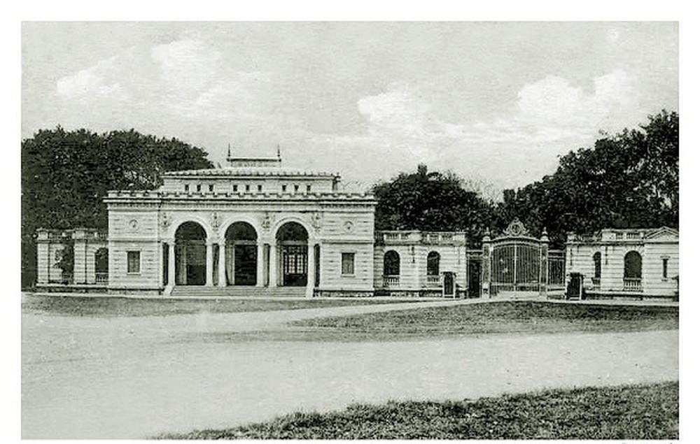 Sau khi Nhật đảo chính Pháp ngày 9/3/1945, bác sĩ Trần Văn Lai được cử làm Đốc lý Hà Nội (Thị trưởng). Là người có tinh thần dân tộc cao, ông đã đổi một loạt tên đường phố từ tiếng Pháp sang tiếng Việt, và đổi tên Vườn hoa Pugininer thành Vườn hoa Ba Đình.