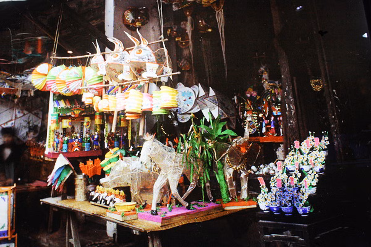 Đèn Trung thu đủ loại được bày bán tại một cửa hàng đồ chơi Trung thu ở phố Hàng Gai, 1915. Ảnh: Léon Busy.