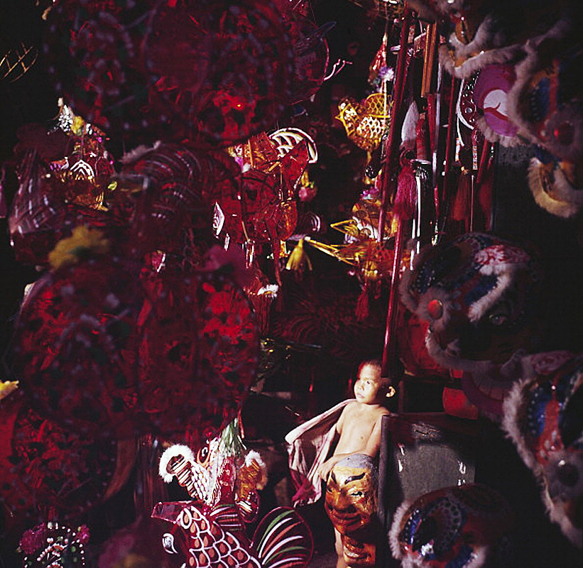 Một bé trai trong cửa hàng bán đồ chơi Trung thu ở Chợ Lớn năm 1961. Ảnh: Jack Garofalo.