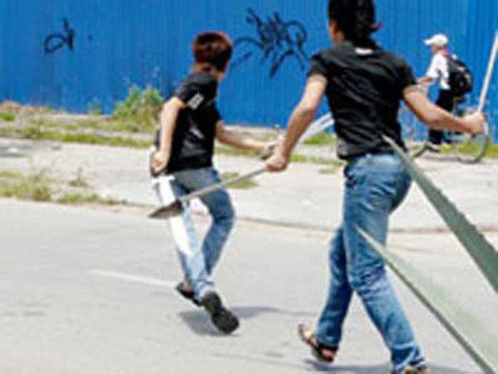 Thay 'ngua mat', ca nhom xong vao chem nguoi di duong trong thuong