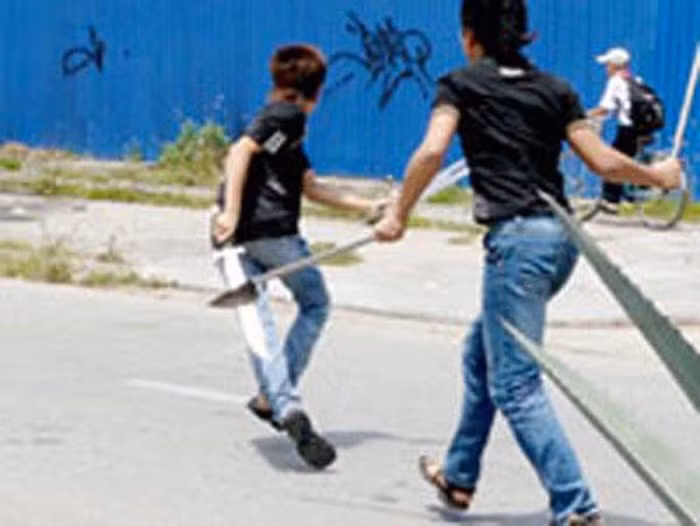 Thay 'ngua mat', ca nhom xong vao chem nguoi di duong trong thuong