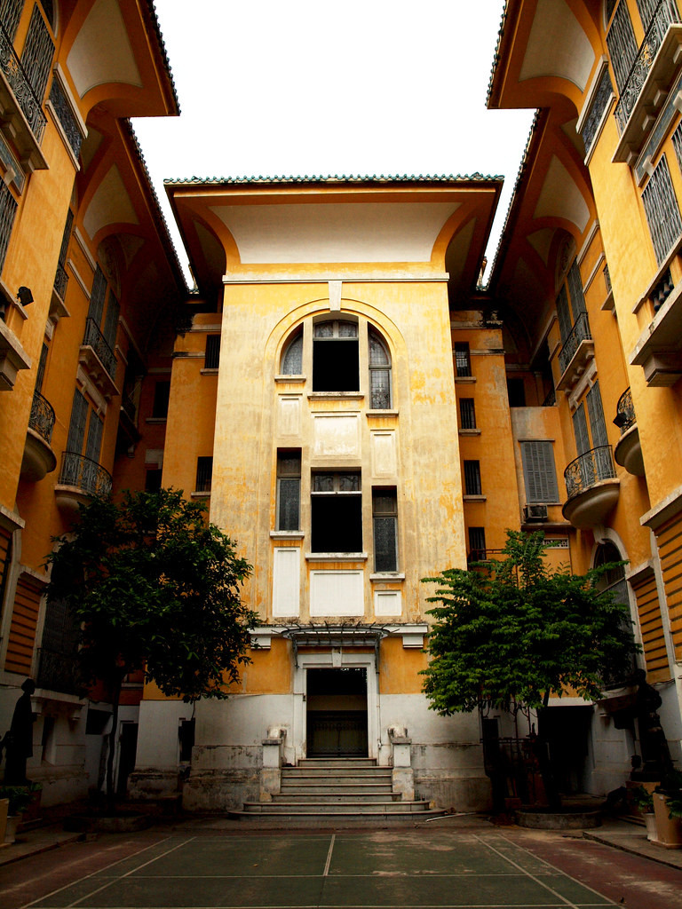 Từ sân quần vợt nhìn về dãy nhà chính. Ảnh: Tracy / Flickr.