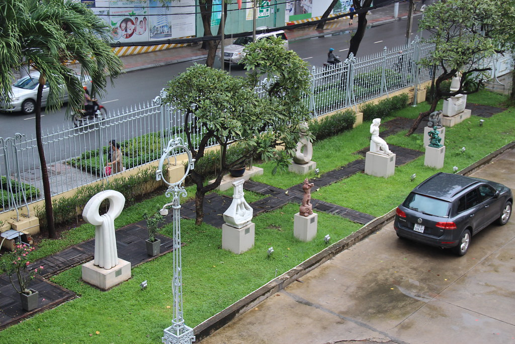 Dãy tượng ngoài trời, mặt trước bảo tàng. Ảnh: Gary Todd / Flickr.