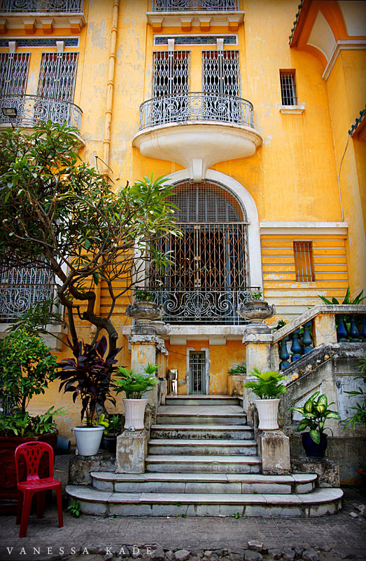 Cầu thang đá dẫn lên tòa nhà từ sân trời. Ảnh: Vanessa Kade / Flickr.