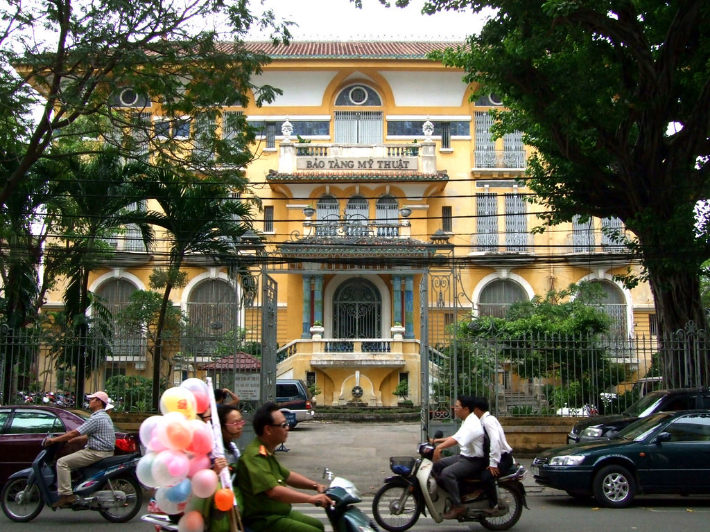 Toàn cảnh tòa nhà chính của Bảo tàng Mỹ thuật TP. HCM, tòa dinh thự cổ tráng lệ khánh thành năm 1925, được dân gian gọi là tòa nhà 99 cửa. Ảnh: Edric Hsu / Flickr.