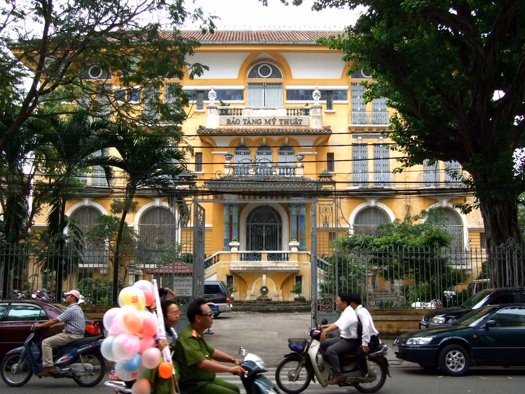 Toàn cảnh tòa nhà chính của Bảo tàng Mỹ thuật TP. HCM, tòa dinh thự cổ tráng lệ khánh thành năm 1925, được dân gian gọi là tòa nhà 99 cửa. Ảnh: Edric Hsu / Flickr.