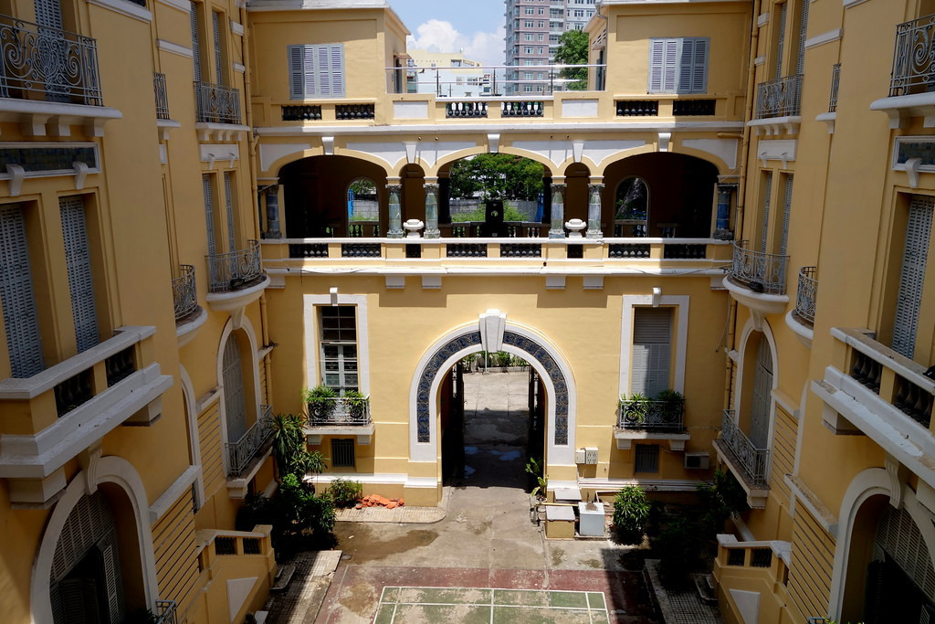 Khoảng sân trời giữa 4 dãy nhà của Bảo tàng Mỹ thuật, thời xưa là sân quần vợt. Ảnh: Yves-Noël-Marie Gonnet / Flickr.