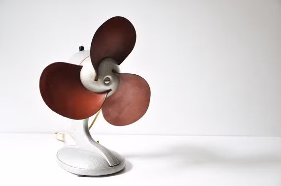 Quạt tai voi là món đồ Liên Xô mà nhiều gia đình Việt Nam thời bao cấp ao ước được sở hữu. Dù chạy rất ồn, chiếc quạt này thực sự là “cứu tinh” mỗi khi hè về.