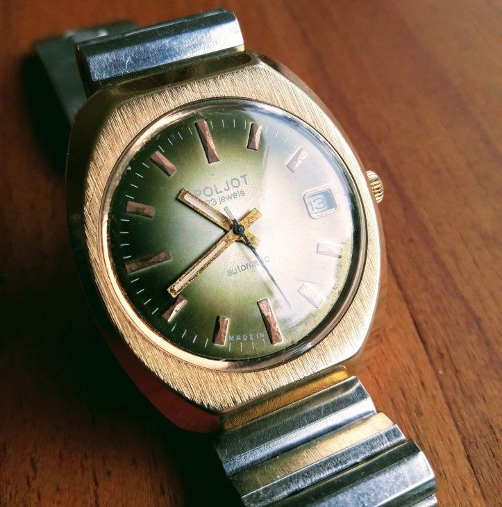 Đồng hồ đeo tay Poljot của Liên Xô là đồ vật chứng minh cho sự “sành điệu” của người Việt thời bao cấp. Đây thực sự là gia tài lớn, vũ khí “tán gái” siêu cấp của các chàng trai Việt thời ấy.