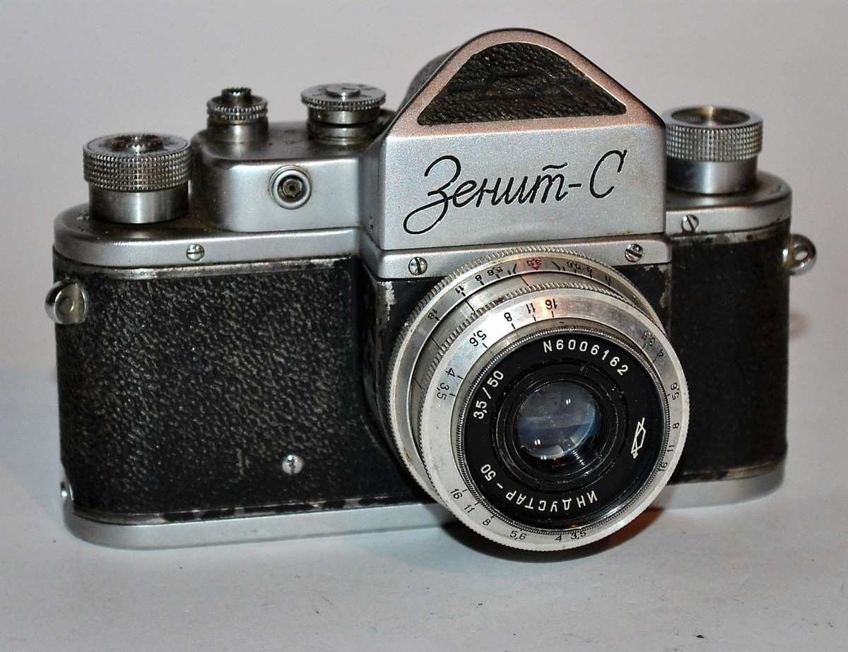Với những người yêu nhiếp ảnh ở Việt Nam trước đây, được sở hữu một chiếc máy ảnh Zenit của Liên Xô là giấc mơ ngoài tầm tay. Chiếc máy ảnh này từng là bạn đồng hành của nhiều nhiếp ảnh gia, thợ ảnh chuyên nghiệp thời bao cấp.