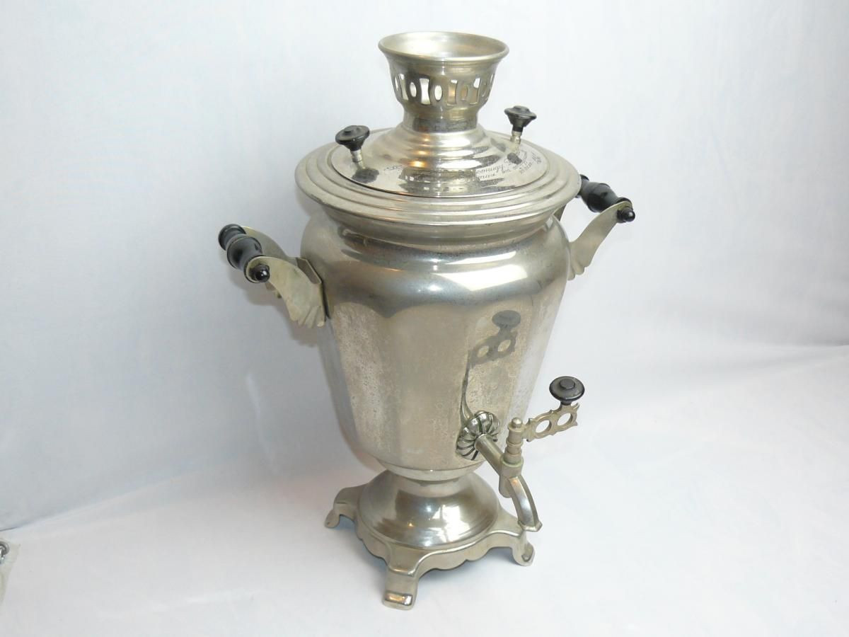 Ấm samova là biểu tượng văn hóa của nước Nga, đồng thời là món đồ nhiều người xách về từ Liên Xô sau thời gian du học hoặc công tác. Không chỉ dùng để đun nước, chiếc ấm này còn khiến cho căn phòng trông “sang trọng” hẳn lên.