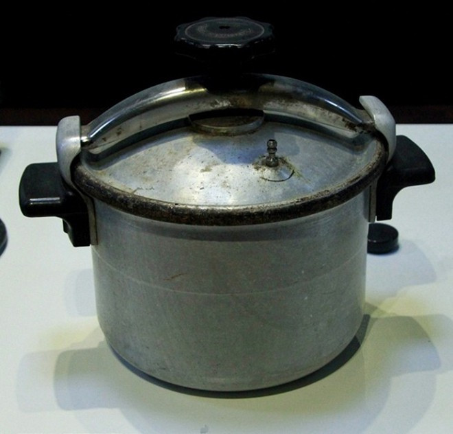 Những chiếc nồi áp suất làm bằng nhôm rất dày và chắc chắn, đúng chuẩn “nồi đồng cối đá” của đồ gia dụng Liên Xô. Đây là “bảo vật” trong nhà bếp của nhiều bà nội trợ Việt thời bao cấp.