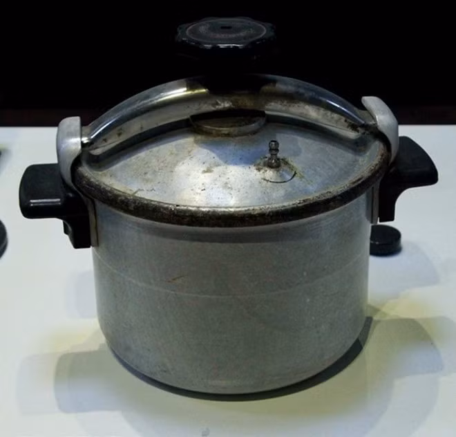 Những chiếc nồi áp suất làm bằng nhôm rất dày và chắc chắn, đúng chuẩn “nồi đồng cối đá” của đồ gia dụng Liên Xô. Đây là “bảo vật” trong nhà bếp của nhiều bà nội trợ Việt thời bao cấp.