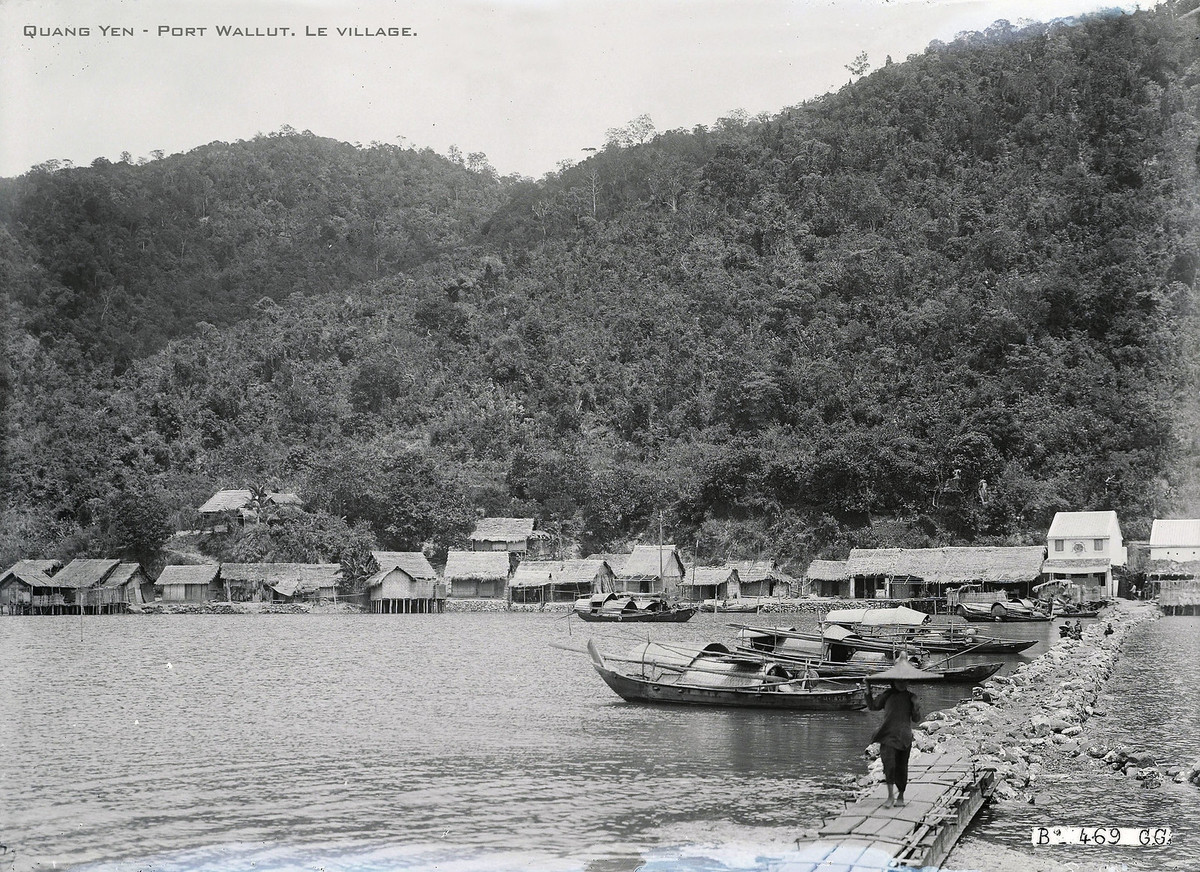 Khu dân cư bên cảng Wallut, gần mỏ than Kế Bào. Cảng Wallut ngày nay là cảng Vạn Hoa ở xã Vạn Yên.