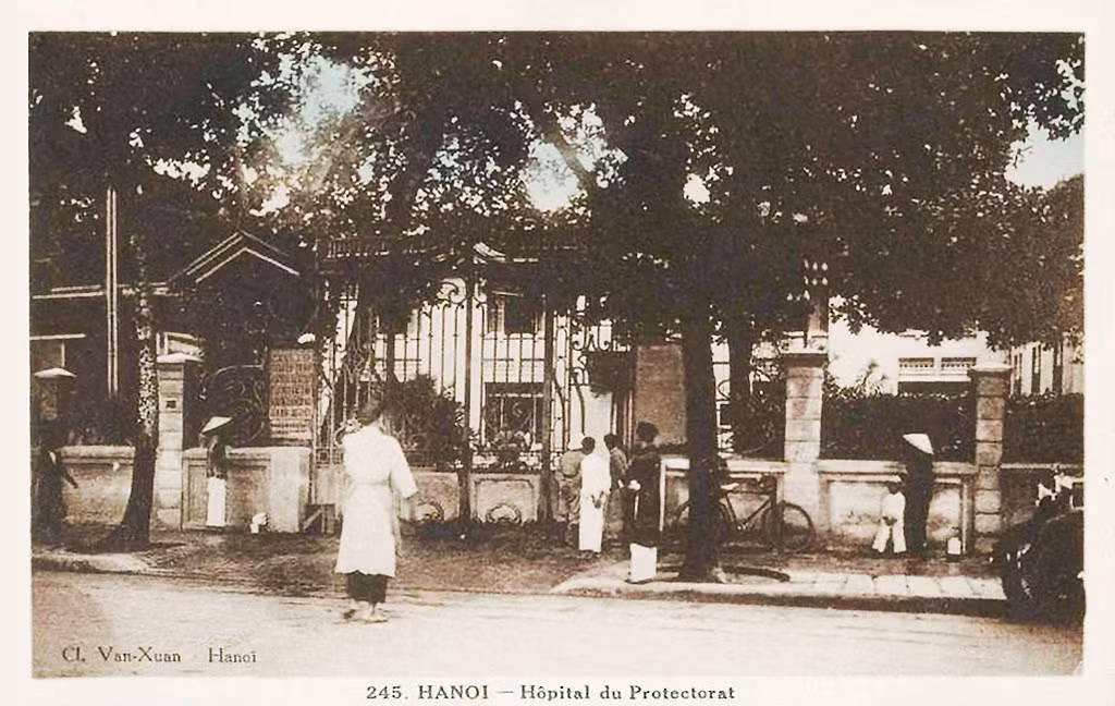 Các nhà chính, nhà phụ của Bệnh viện Bảo hộ được xây dựng trong khoảng thời gian từ năm 1904-1925. Như, 19 nhà loại 1 tầng để bệnh nhân nằm điều trị, 3 nhà hai tầng dùng để đặt phòng hành chính quản trị, phòng khám bệnh, phòng giải phẫu và 1 khu nhà một tầng dùng làm nơi chữa bệnh bằng thủy liệu (hydrothéraphie). Nhiều công trình xây dựng thời đó vẫn tồn tại đến ngày nay.