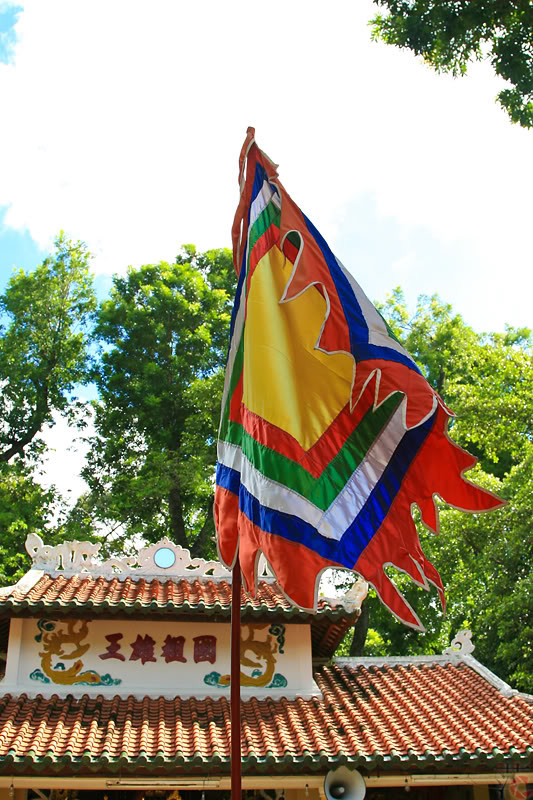 Trên báo Đồng Nai, GS.TS Trần Ngọc Thêm cho rằng, người Việt có nền văn minh lúa nước hiền hòa, nên chọn hành chủ là Thổ. Nếu để ý, cờ ngũ sắc treo tại các đình, chùa, lễ hội trước đây lấy màu vàng làm trung tâm, viền xung quanh lần lượt là các màu còn lại của ngũ hành.