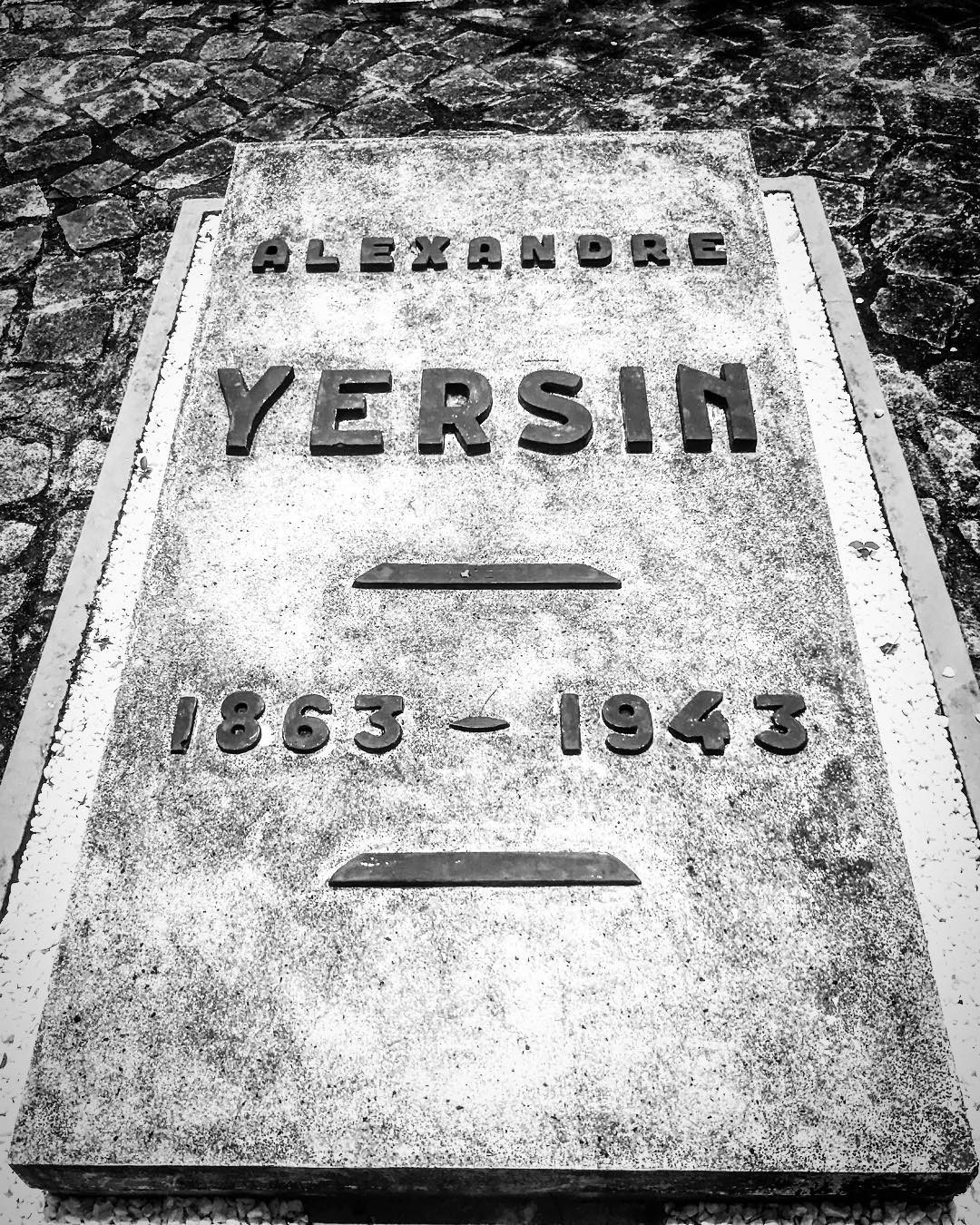 Nhà bác học Yersin mất ngày 1/3/1943 tại Nha Trang. Phần mộ của ông đặt tại Suối Dầu, cách Nha Trang 20 km, hằng năm có nhiều người đến viếng. Nhiều viện nghiên cứu, trường học, công viên, đường phố ở Việt Nam ngày nay mang tên ông... Mời quý độc giả xem video: Thách thức gìn giữ văn minh sông Hồng. Nguồn: VTC1.