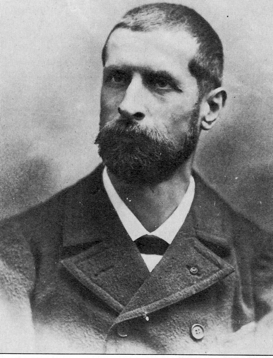 Vào năm 1894, sau khi tìm ra vi khuẩn bệnh dịch hạch tại Hồng Kông, Yersin trở lại Việt Nam và quyết định ở lại đây cho đến cuối đời. Chỉ với vài con ngựa nuôi thí nghiệm, Yersin đã trở thành người đầu tiên chế tạo ra huyết thanh đặc hiệu chống lại dịch hạch.