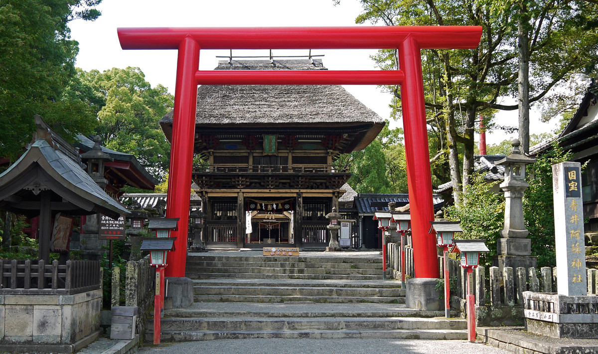 Nằm ở lối vào các đền thờ Thần đạo của Nhật Bản, cổng Torii mang kiến trúc đặc trưng rất dễ nhận dạng, được coi là một biểu tượng của văn hóa truyền thống Nhật Bản.