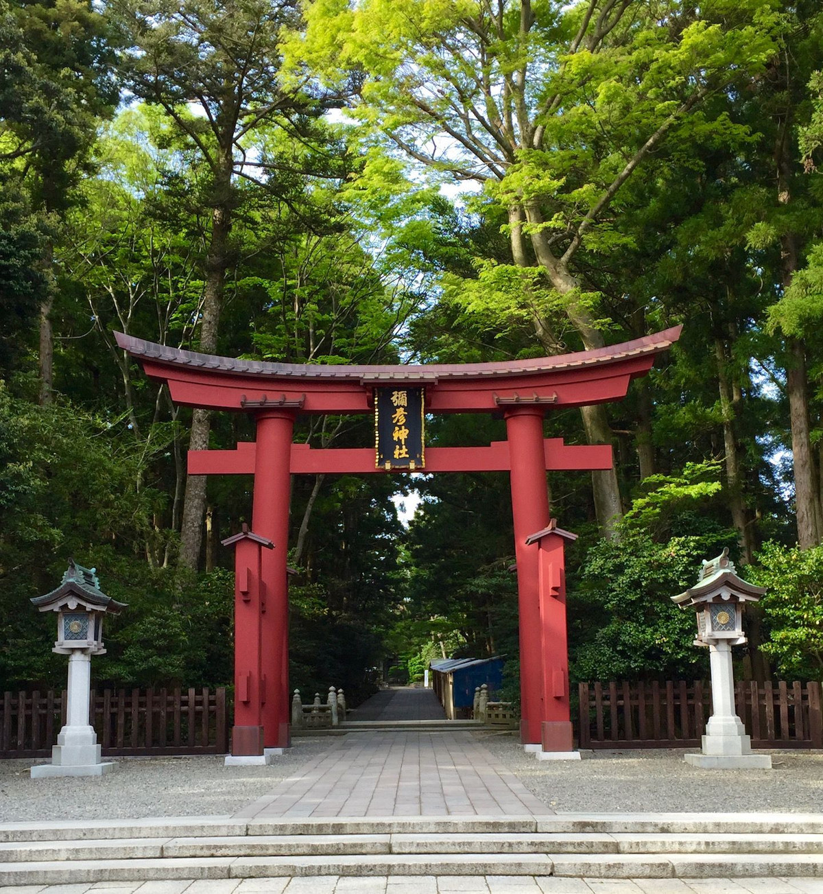 Theo quan niệm của người Nhật, cánh cổng này chính là nơi chuyển tiếp giữa vùng đất linh thiêng của thần thánh và thế giới phàm tục của con người.