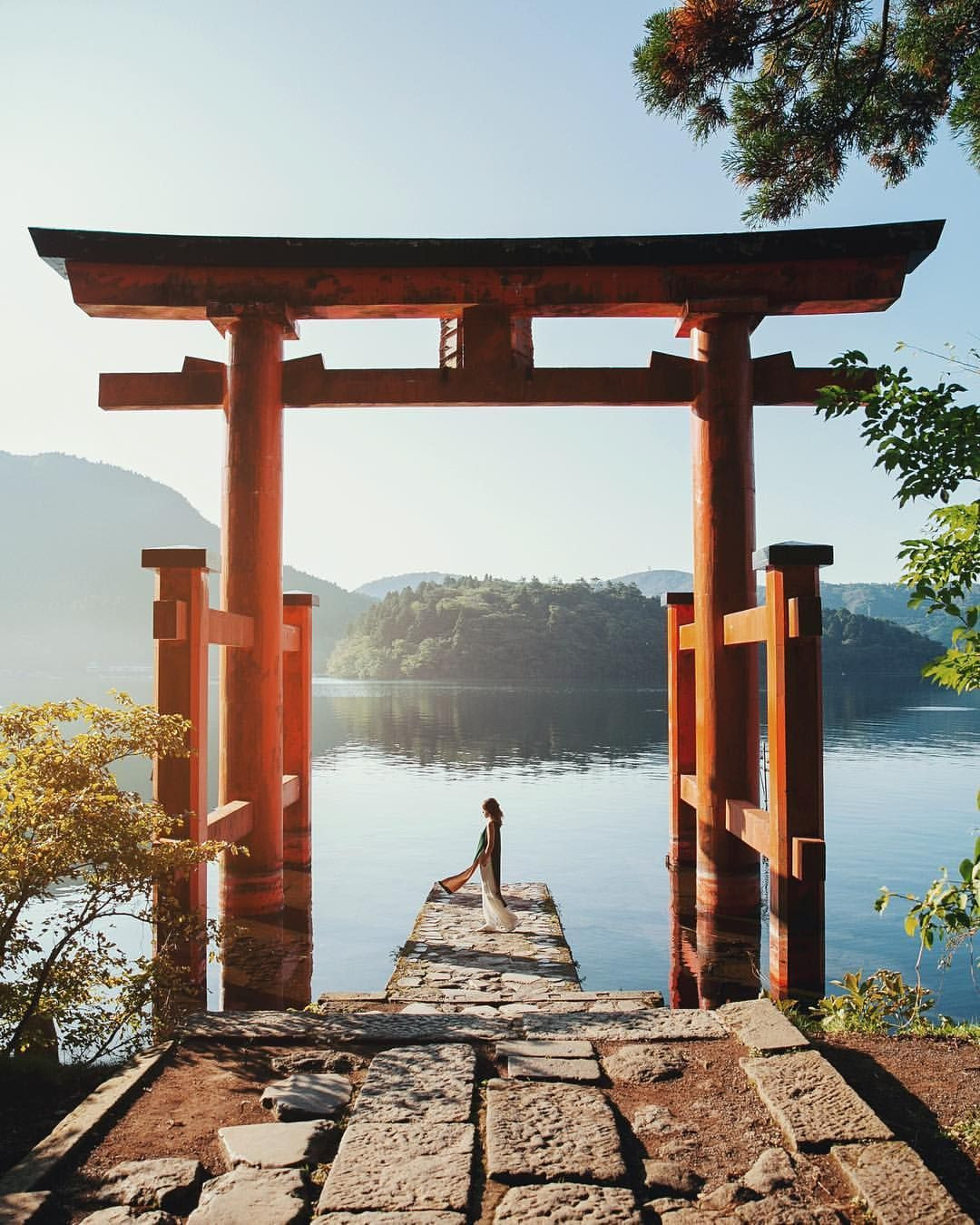 Nguồn gốc của cổng Torii được nhắc đến trong một truyền thuyết của người Nhật về nữ thần mặt trời Amaterasu. Theo đó, vì cảm thấy bực bội trước những trò đùa quấy nhiễu của người em trai, nữ thần này đã vùi vào hang động và lấy đá lấp kín cửa hang, gây ra hiện tượng nhật thực.