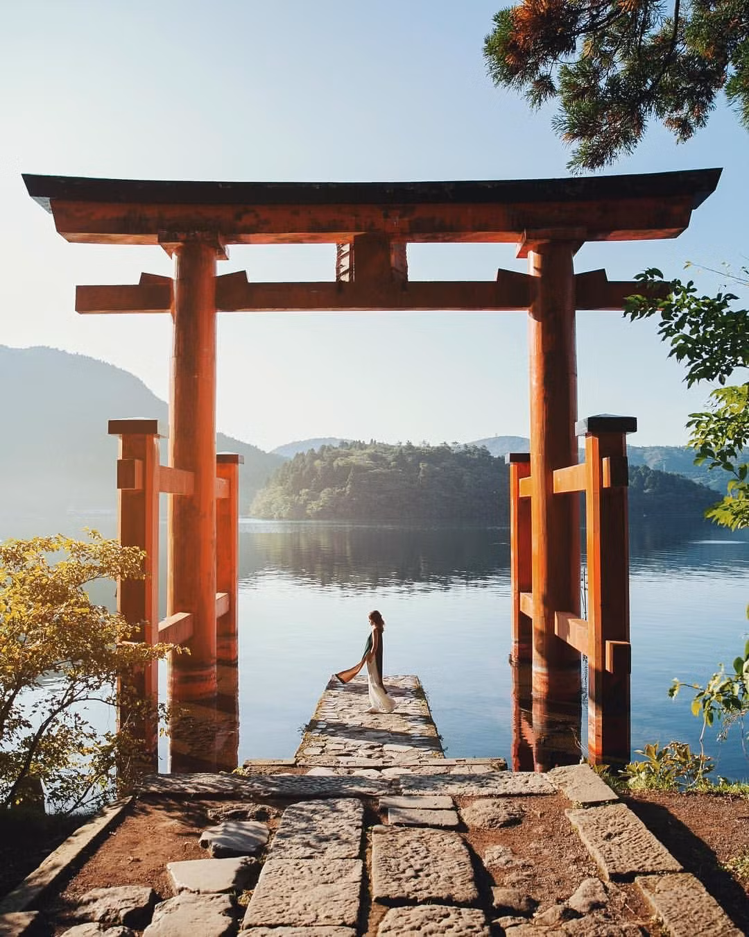 Nguồn gốc của cổng Torii được nhắc đến trong một truyền thuyết của người Nhật về nữ thần mặt trời Amaterasu. Theo đó, vì cảm thấy bực bội trước những trò đùa quấy nhiễu của người em trai, nữ thần này đã vùi vào hang động và lấy đá lấp kín cửa hang, gây ra hiện tượng nhật thực.