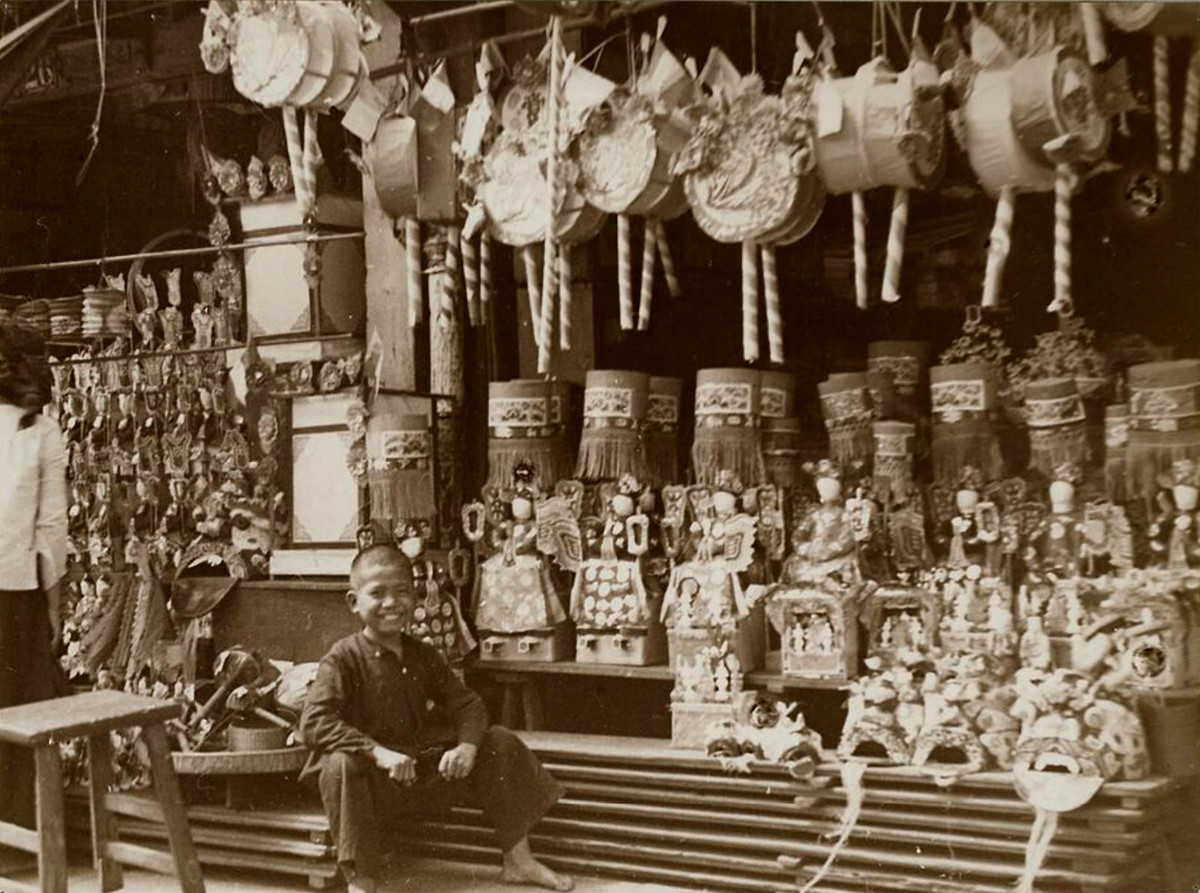 Cậu bé cười tươi bên các ông tiến sĩ giấy, tượng trưng cho ước nguyện đỗ đạt của con trẻ, 1925-1935.