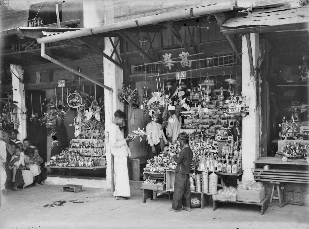 Cửa hàng đồ chơi bằng thiếc trên phố Hàng Thiếc, Hà Nội năm 1928. Các món đồ chơi này thường làm từ các loại vỏ đồ hộp nhập và Việt Nam từ châu Âu.
