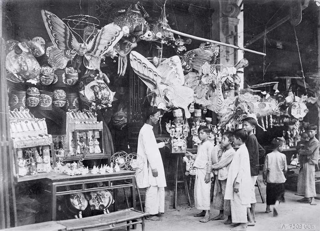 Một cửa hàng bán đồ chơi Trung thu ở Hà Nội năm 1932. Ngoài các loại đèn treo, đèn cầm tay còn có nhiều mô hình bằng giấy hình ông tiến sĩ, con giống các loại...