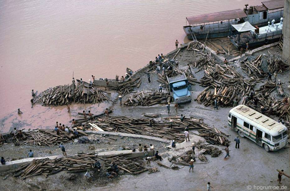 Vào thời điểm đó, các khúc gỗ lớn được người dân tập kết và phân loại bên bờ sông Đà. Công việc này là kế sinh nhai của nhiều người dân mỗi khi đập xả nước.