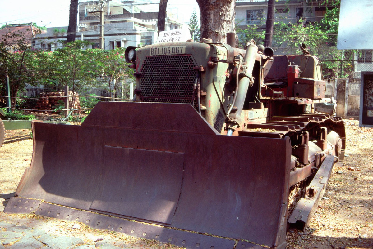 Xe ủi đất D7E được quân đội Mỹ sử dụng ở Việt Nam từ năm 1966. Khi Việt Nam và Mỹ chính thức bình thường hóa quan hệ, tên gọi Bảo tàng Chứng tích chiến tranh được sử dụng thay cho tên cũ.