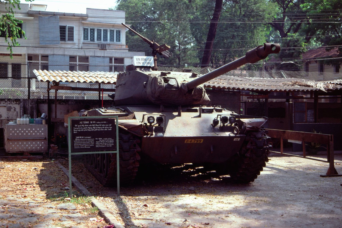 Xe tăng hạng nhẹ M41 được quân đội Mỹ sử dụng ở Việt Nam từ năm 1965, hiện vật của Bảo tàng. Vào thời điểm năm 1989, cơ sở vật chất của Bảo tàng Chứng tích chiến tranh vẫn còn khá thô sơ.