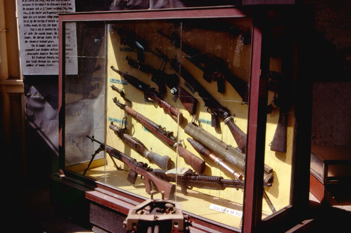 Các loại vũ khí cá nhân được sử dụng trong chiến tranh Việt Nam. Ngày nay Bảo tàng Chứng tích chiến tranh có cơ sở vật chất khang trang, hiện vật trưng bày phong phú hơn rất nhiều so với cách đây 3 thập niên.