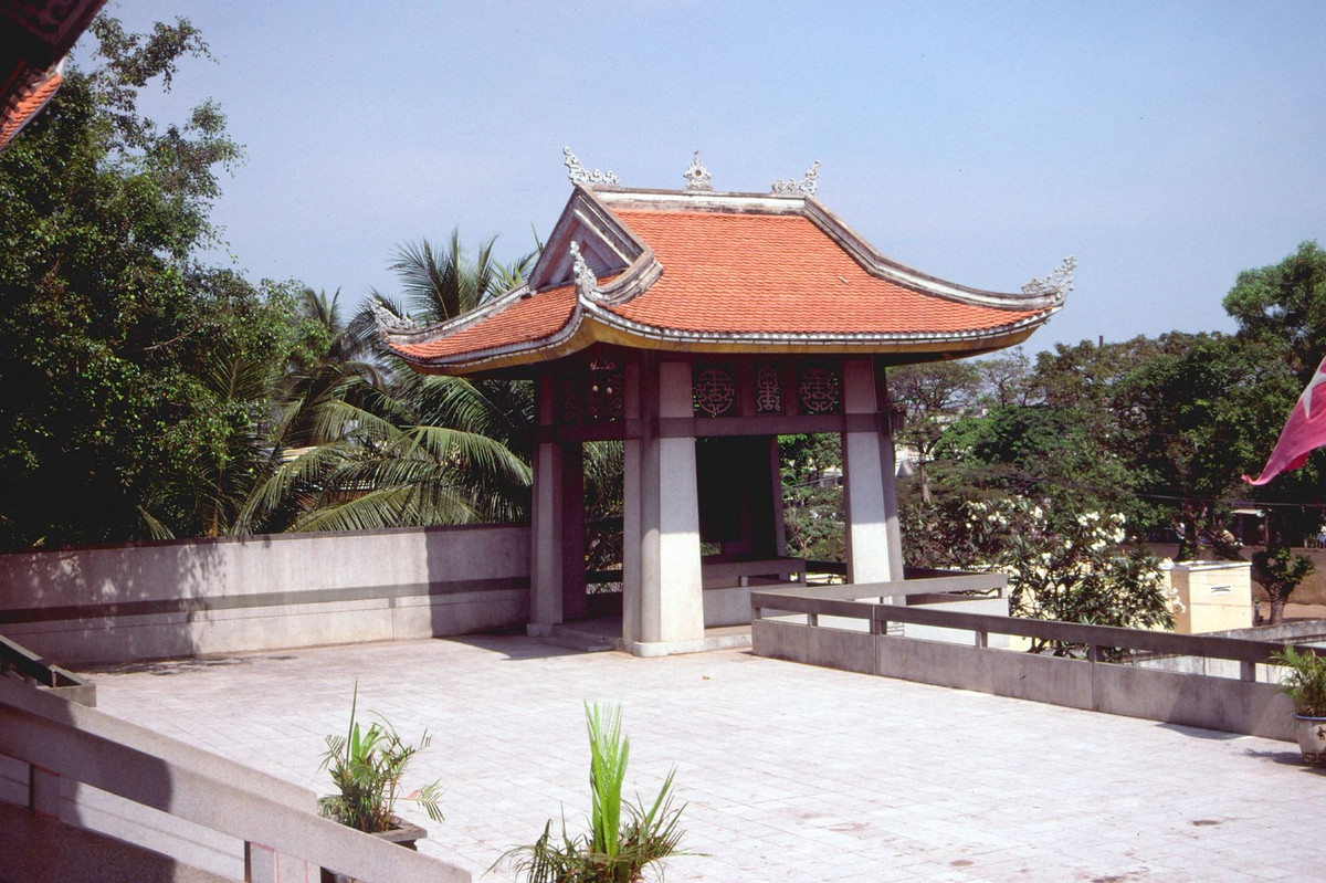 Gác chuông phía trước Phật điện.