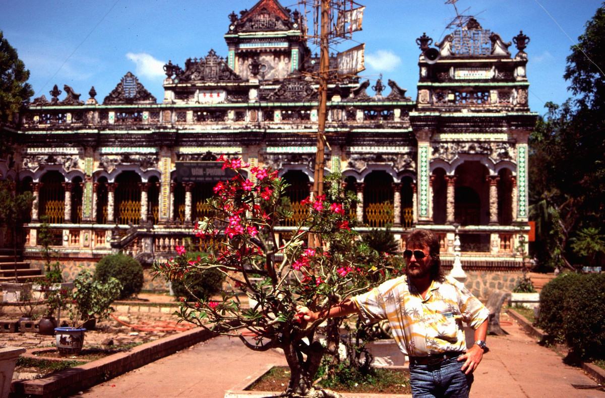 Ông Elmar ảnh chụp ảnh lưu niệm ở sân chùa Vĩnh Tràng. Mời quý độc giả xem video: Săn hàng độc tại chợ “đồng nát” Sài Gòn. Nguồn: VTC1