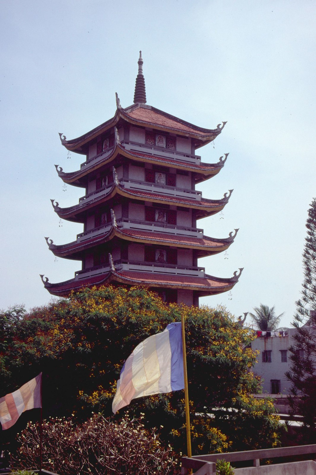 Tháp Quán Thế Âm có 7 tầng, cao gần 40 mét, là công trình điểm nhấn của chùa.