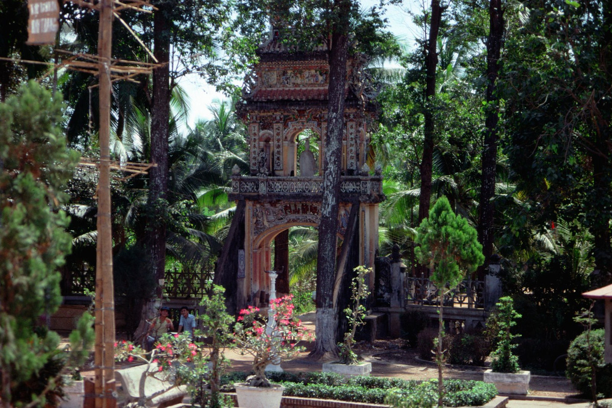 Một cánh cổng của chùa Vĩnh Tràng.