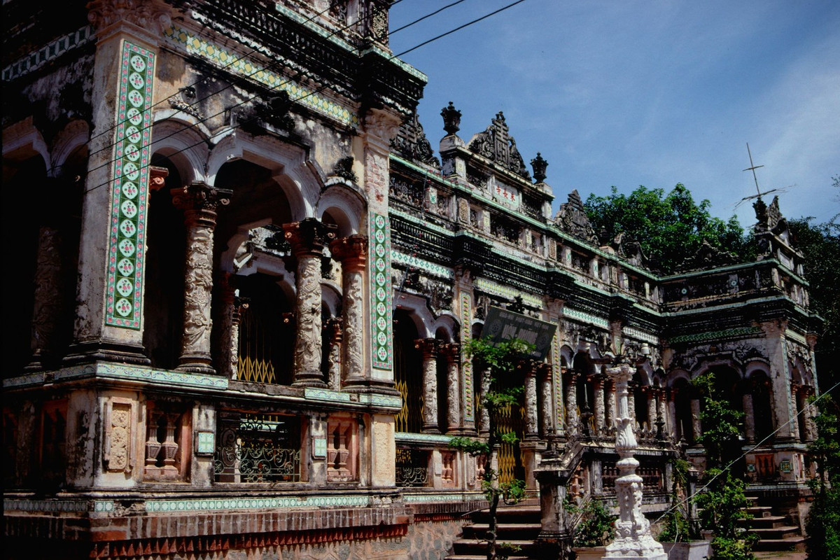 Những nét kiến trúc độc đáo ở chính điện chùa Vĩnh Tràng.